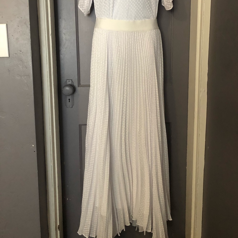 BEAUTIFUL WHITE SKIRT NEW w/TAGS